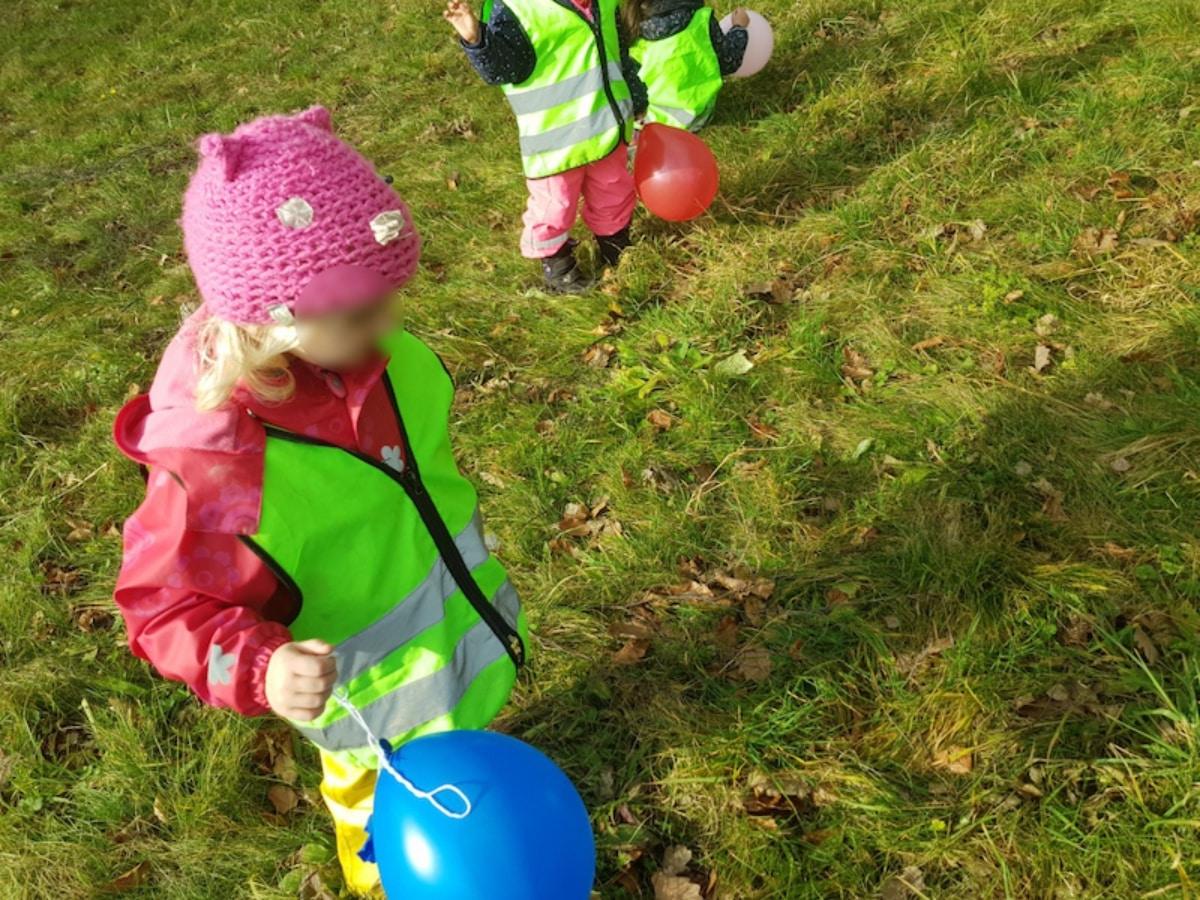 Luftballonspiel im Wald