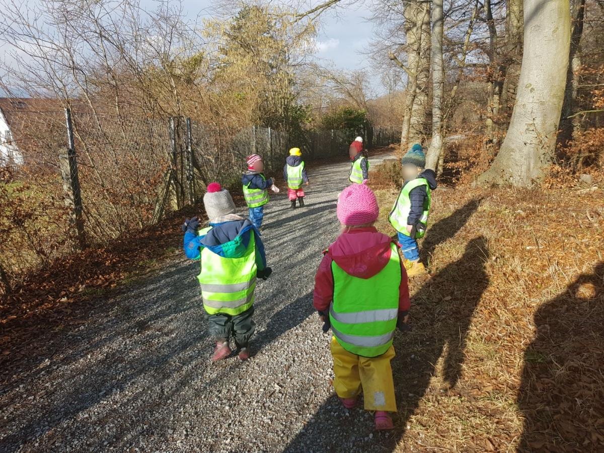 Wir spazieren zurück zur Kinderkrippe