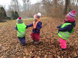 Seilspringen und Seilziehen im Wald