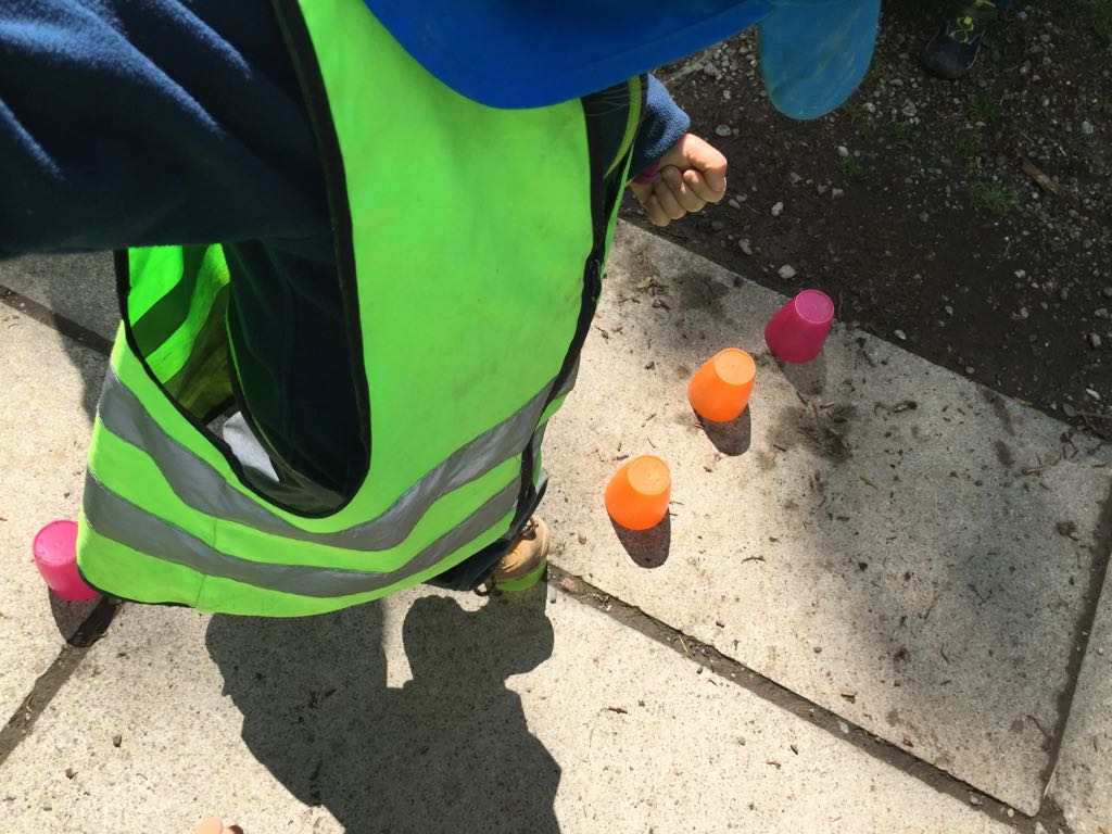 Balancieren auf farbige Becher