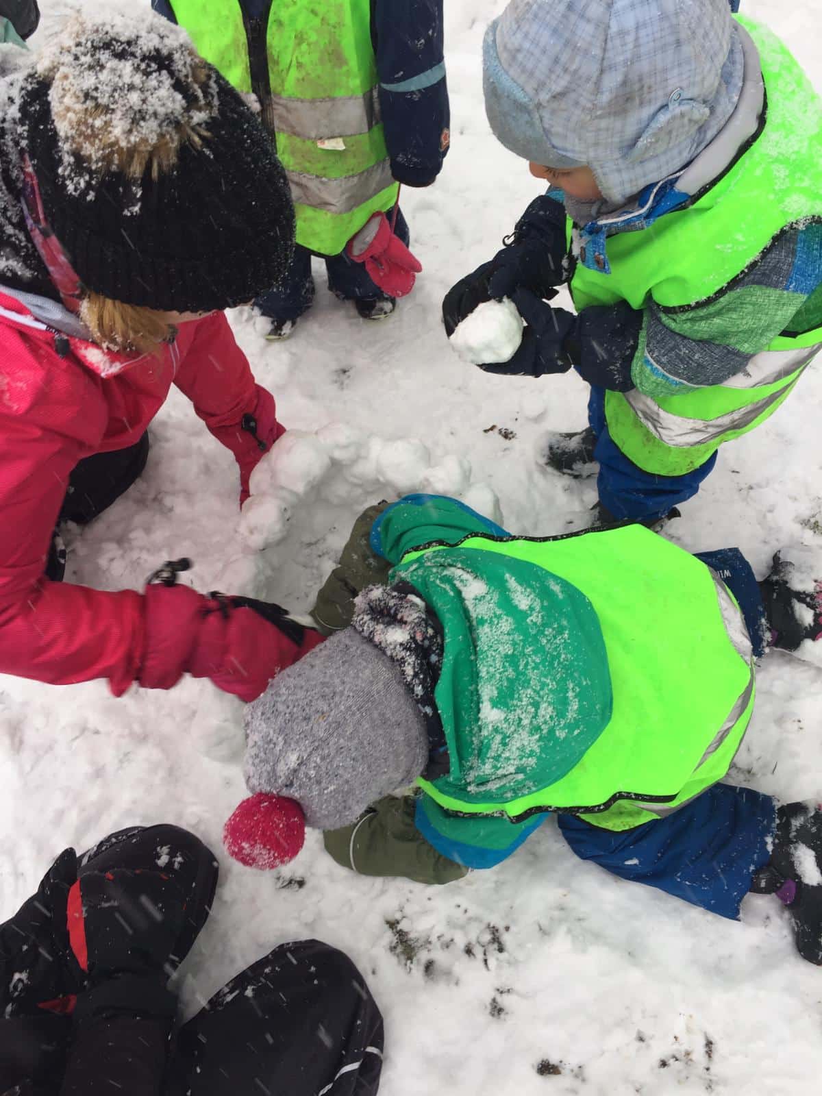 Iglu und schneemann bauen