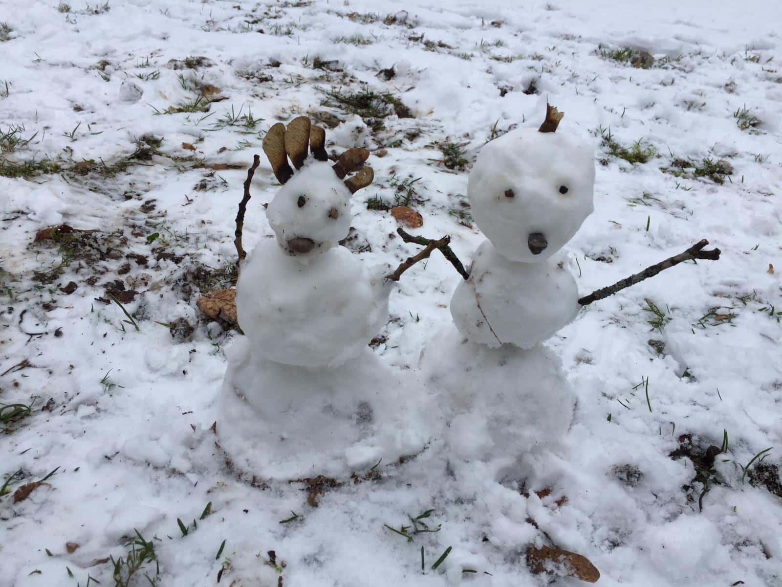 Schneemann und Schneefrau bauen