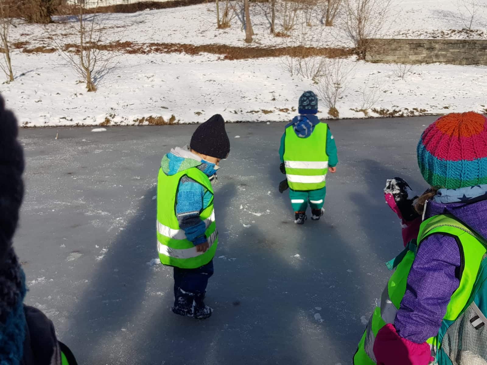 Eislaufen auf dem Teich