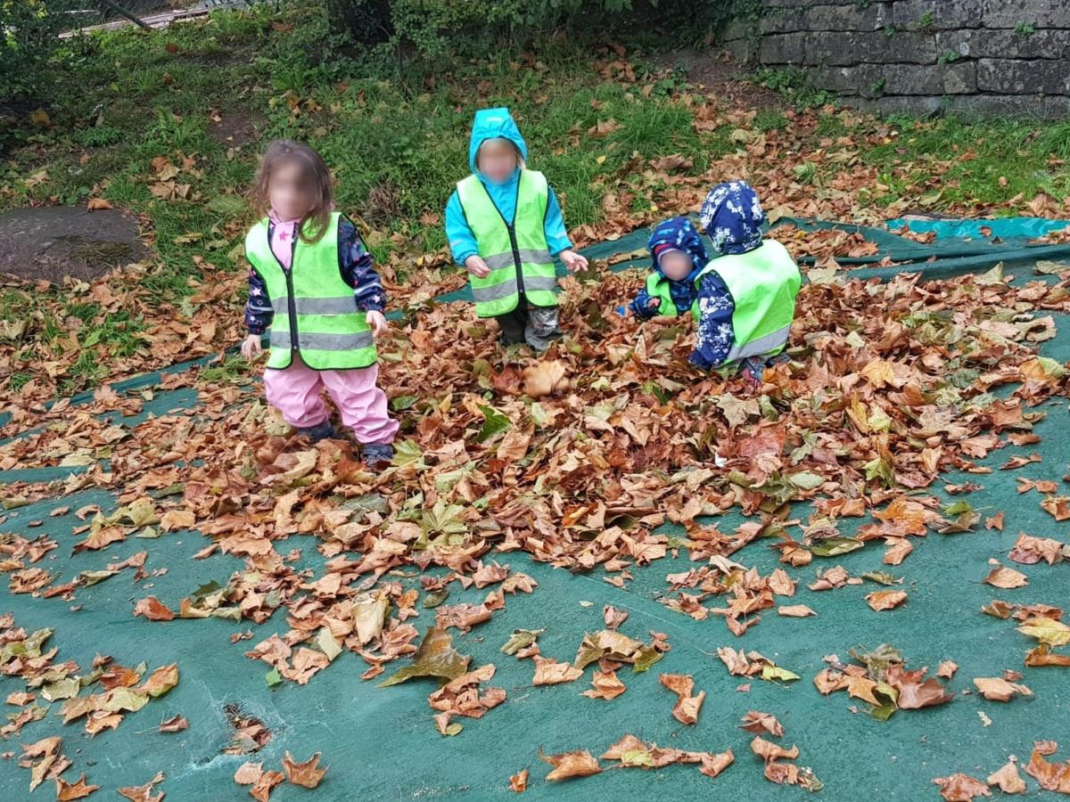 Herumtoben in Herbstblätter