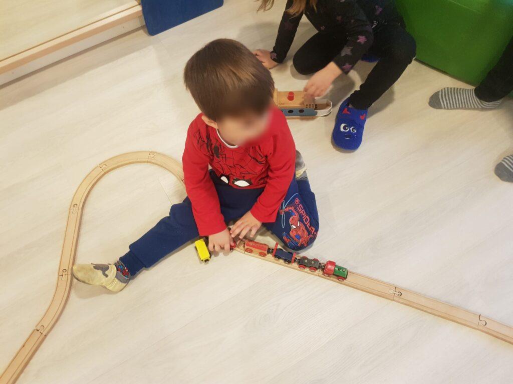 Spielen Mit Der Holzeisenbahn Kinderkrippe Waldkinderkrippe Bl emli 