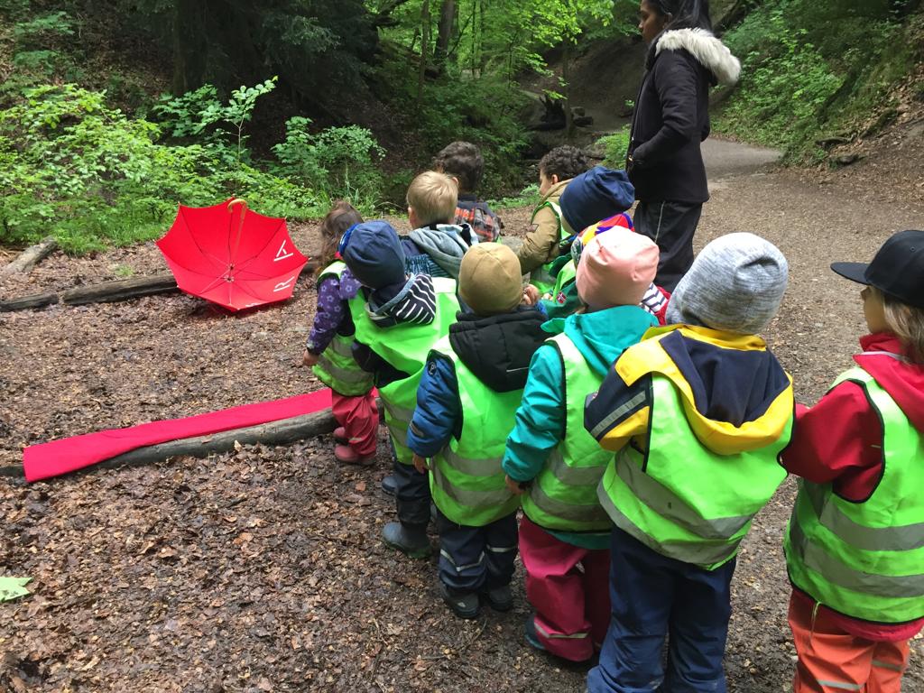 kinderkrippe bluemli - Zielwurf in den roten Schirm