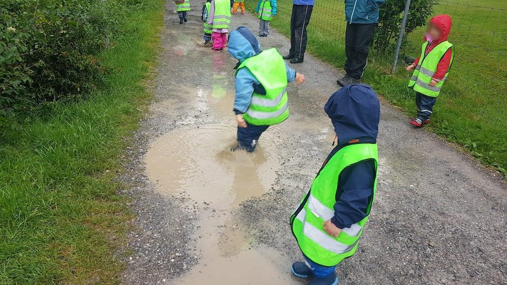 kinderkrippe bluemli - spielen im regen