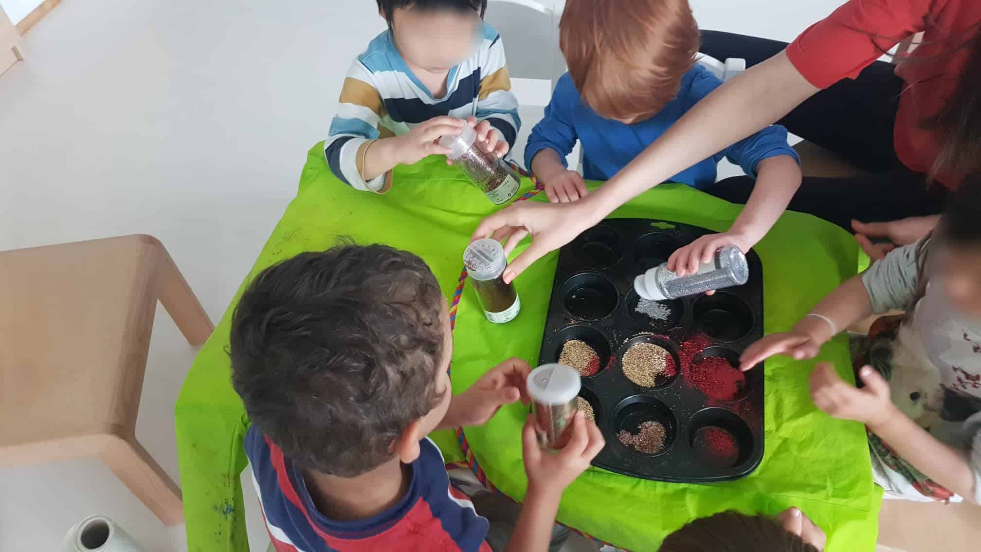 kinderkrippe und waldkinderkrippe bluemli - Experiment Glitzereiswürfel