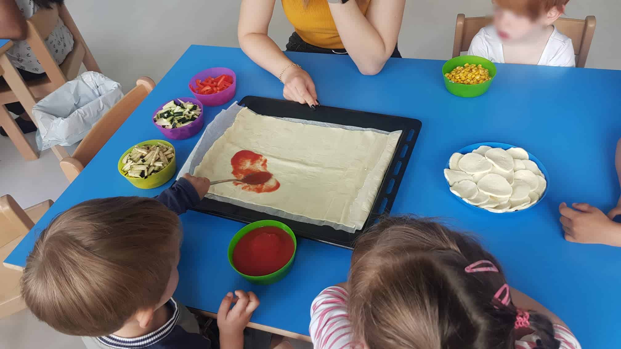 kinderkrippe und waldkinderkrippe bluemli - pizza backen