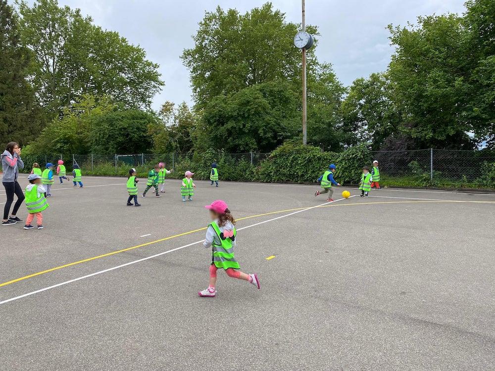 kinderkrippe und waldkinderkrippe bluemli - Fussballspielen