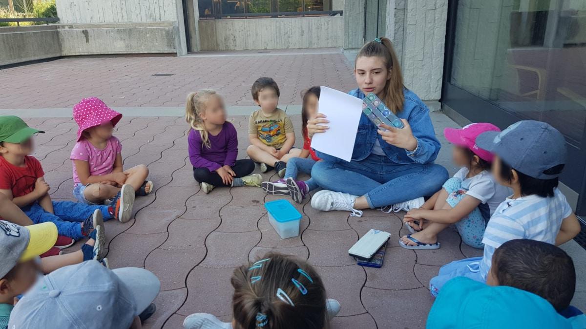 kinderkrippe-und-waldkinderkrippe-bluemli-Malen-mit-Wasserfarben