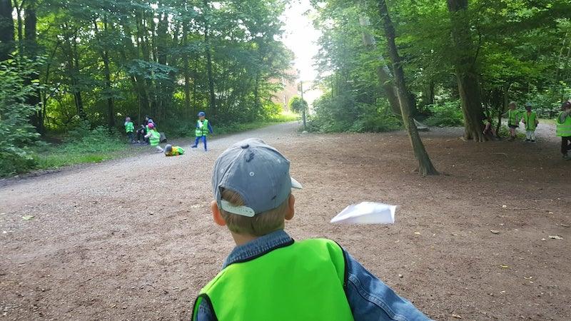 kinderkrippe und waldkinderkrippe bluemli - papierflugzeuge fliegen lassen