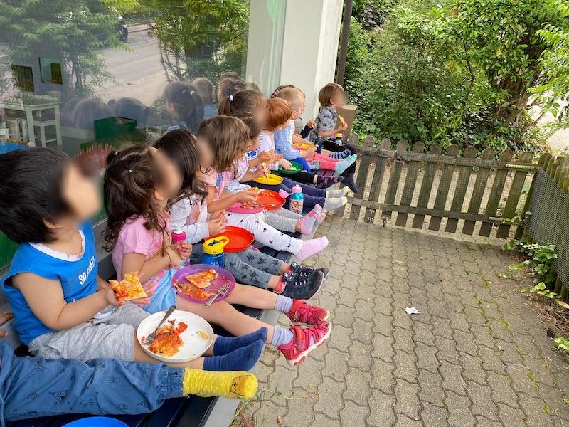 kinderkrippe und waldkinderkrippe bluemli - Wir essen Pizza