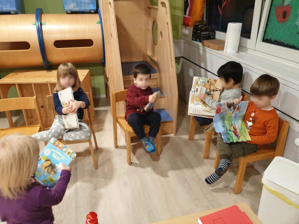 Lesestunde am Abend - Kinderkrippe und Waldkinderkrippe Blüemli in Zürich Witikon