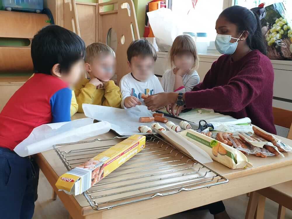 Mumien Zvieri vorbereiten - Kinderkrippe-Waldkinderkrippe-Blüemli-in-Zürich