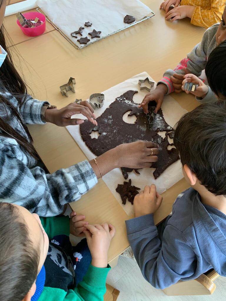 Guetzli backen Kinderkrippe und WaldkinderkrippeBlluemli in Zuerich Witikon