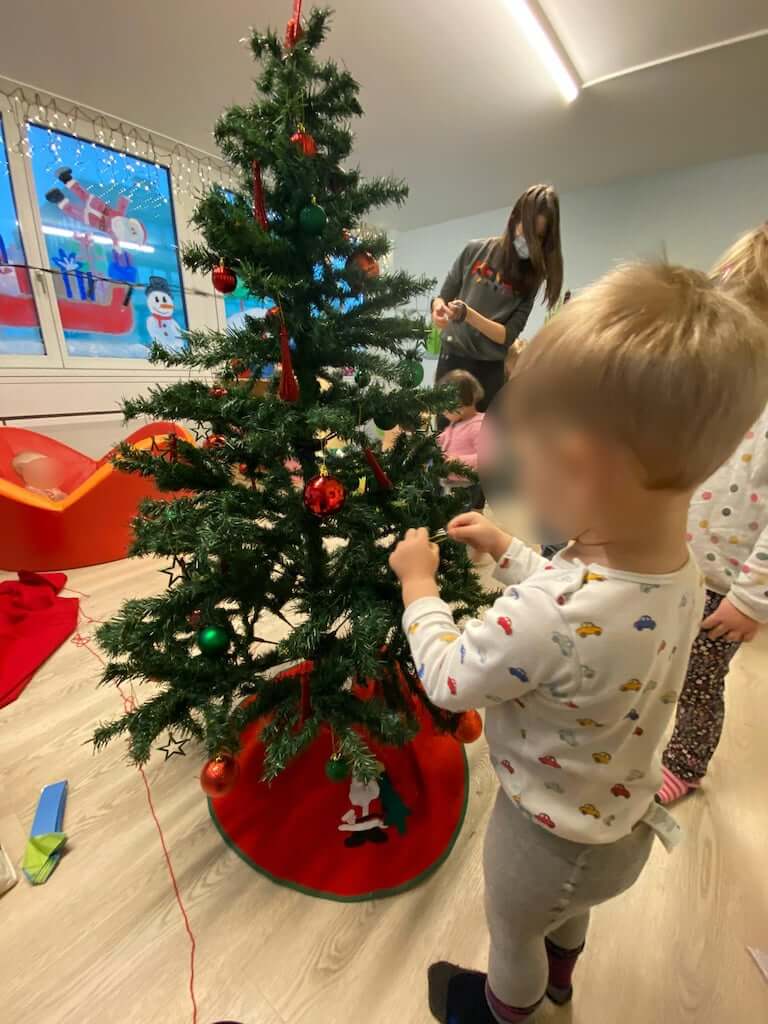 Weihnachtsbaum dekorieren Kinderkrippe und WaldkinderkrippeBlluemli in Zuerich Witikon