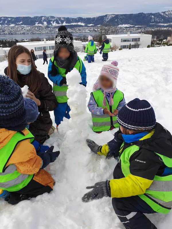 Spielen im Schnee - Kinderkrippe und Waldkinderkrippe Blüemli in Zürich Witikon
