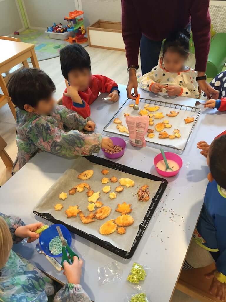 Güetzli backen - Kinderkrippe und WaldkinderkrippeBlluemli in Zuerich Witikon