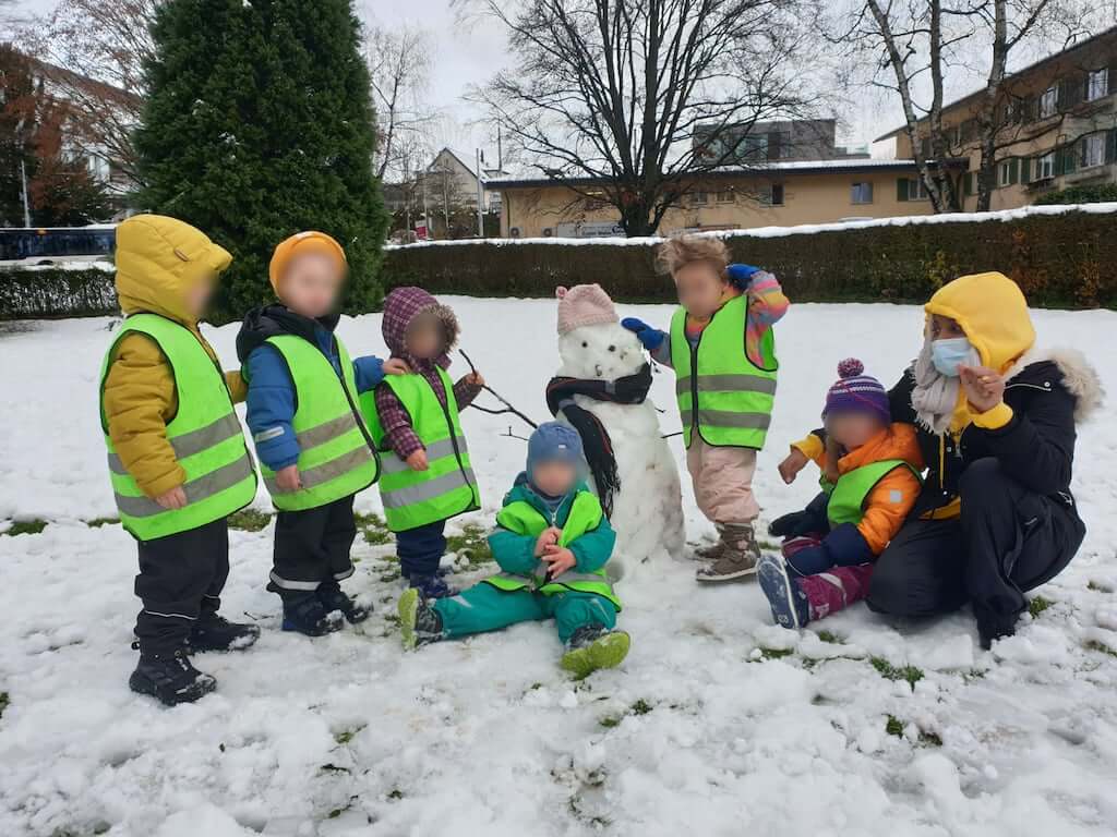 Schneemann bauen - Kinderkrippe und WaldkinderkrippeBlluemli in Zuerich Witikon