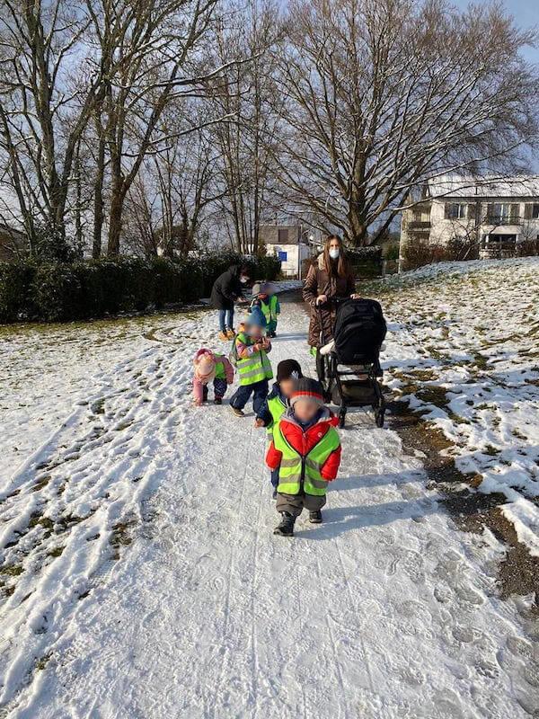 spaziergang beim feldweg kinderkrippe und waldkinderkrippe blueemli in zuerich witikon