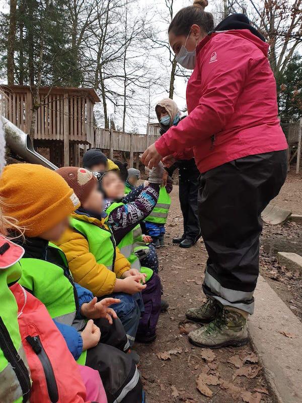 Wie fühlt sich Eis an? - Kinderkrippe und Waldkinderkrippe Blüemli in Zürich Witikon