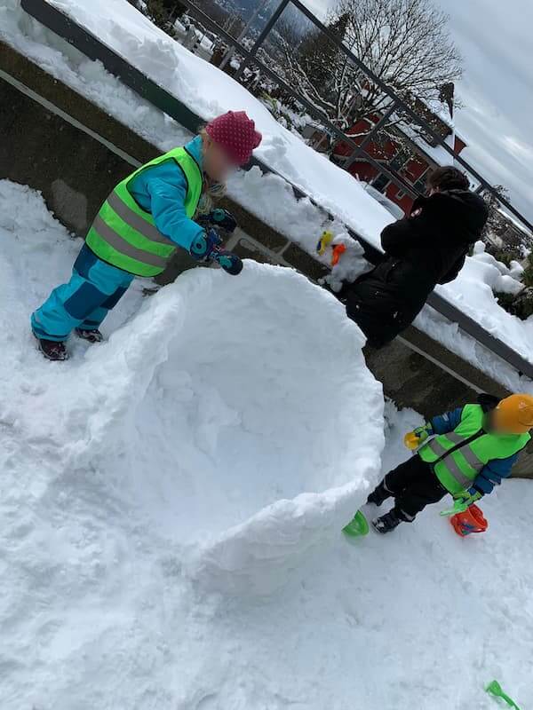 Wir bauen ein Iglu - Kinderkrippe und Waldkinderkrippe Blüemli in Zürich Witikon