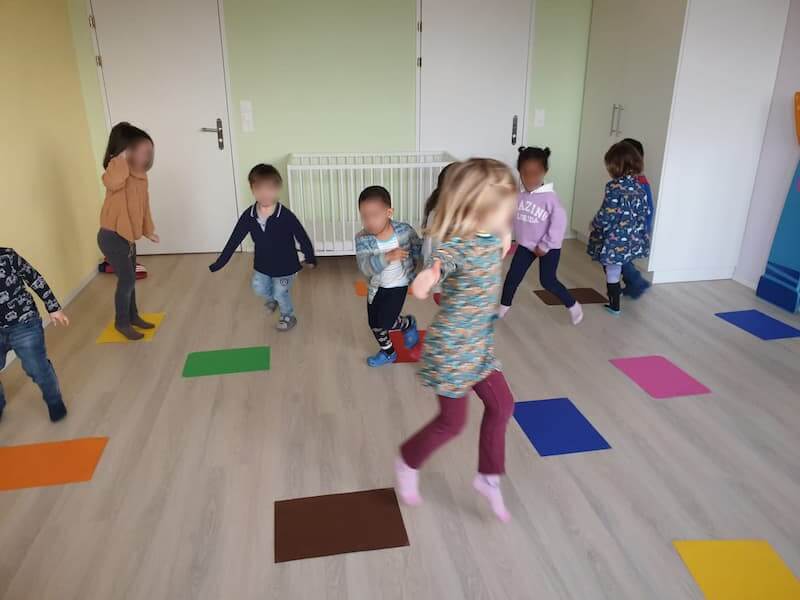 Farben und Bewegungsspiel - Kinderkrippe und Waldkinderkrippe Blüemli in Zürich Witikon