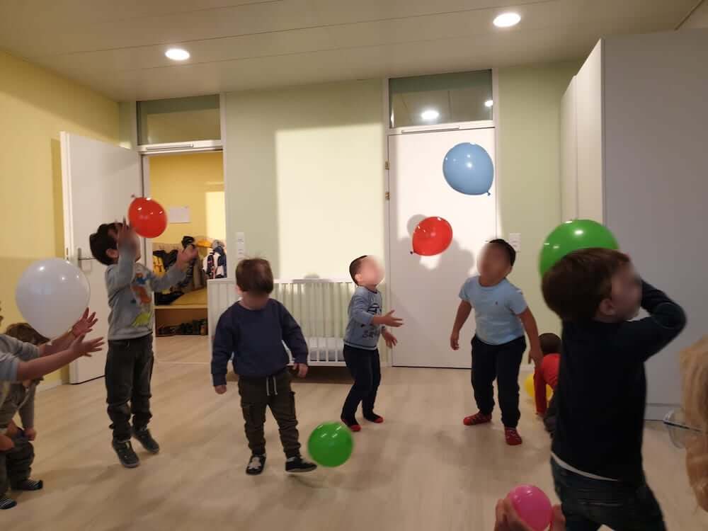 spielen mit luftballone kinderkrippe und waldkinderkrippe blueemli in zuerich witikon