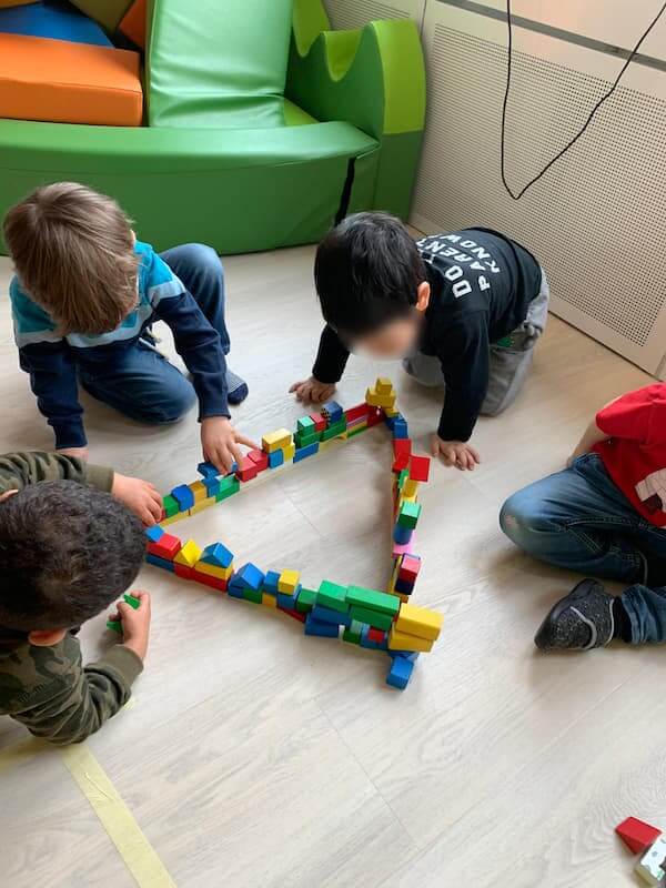 figuren mit baukloetzen kinderkrippe und waldkinderkrippe blueemli in zuerich witikon