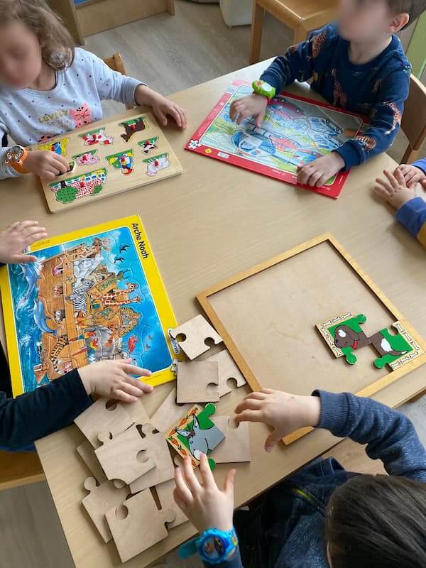 puzzle loesen kinderkrippe und wald kinderkrippe blueemli in zuerich witikon