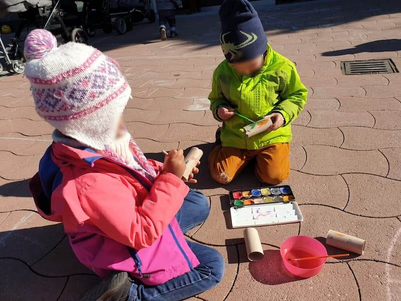 wassermalfarbe auf klopapierrollen kinderkrippe und waldkinderkrippe blueemli in zuerich witikon