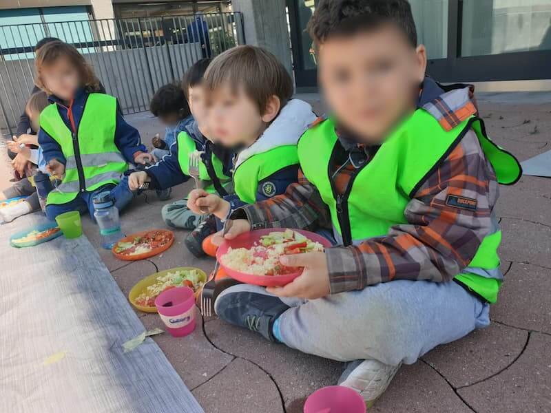 mittagessen draussen kinderbetreuung blueemli kinderkrippe und waldkinderkrippe