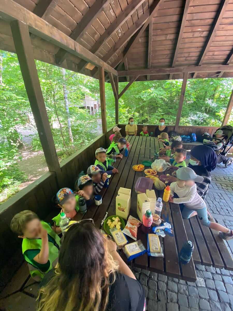 zvieri in der waldhuette kinderbetreuung blueemli kinderkrippe und waldkinderkrippe