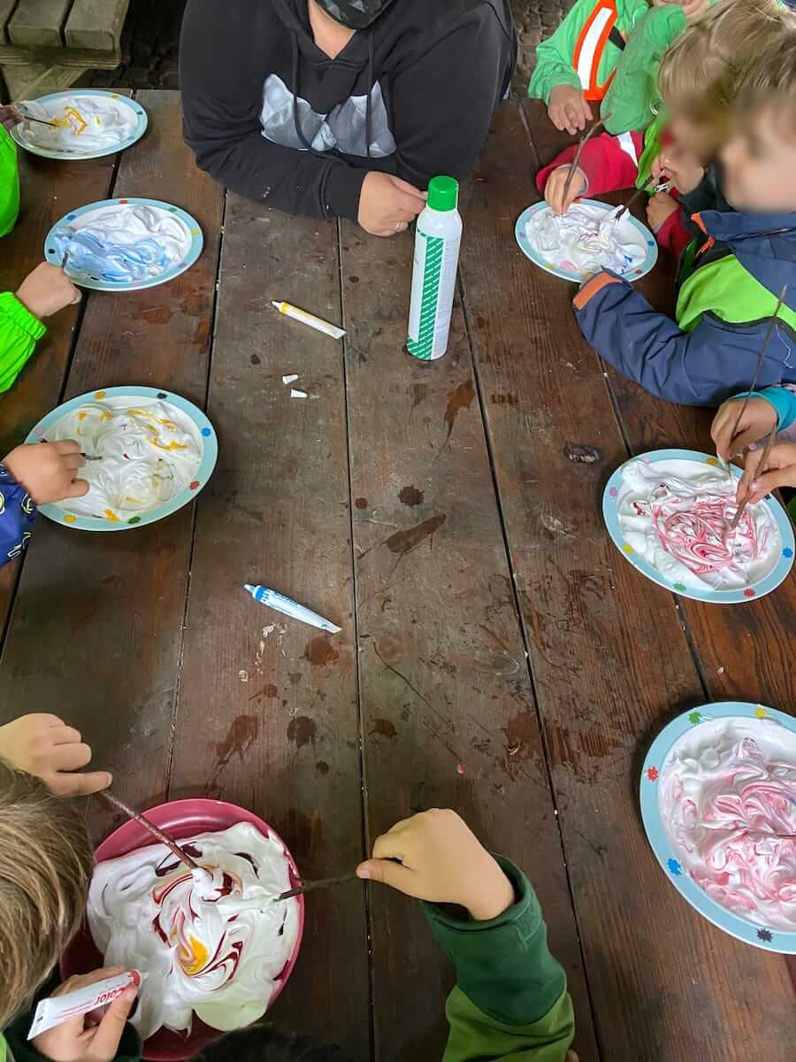 basteln in der waldhuette kinderkrippe und waldkinderkrippe blueemli in zuerich witikon