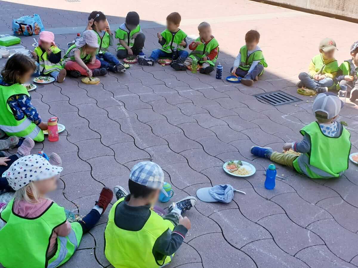 gemeinsamer mittagessen kinderbetreuung blueemli kinderkrippe und waldkinderkrippe