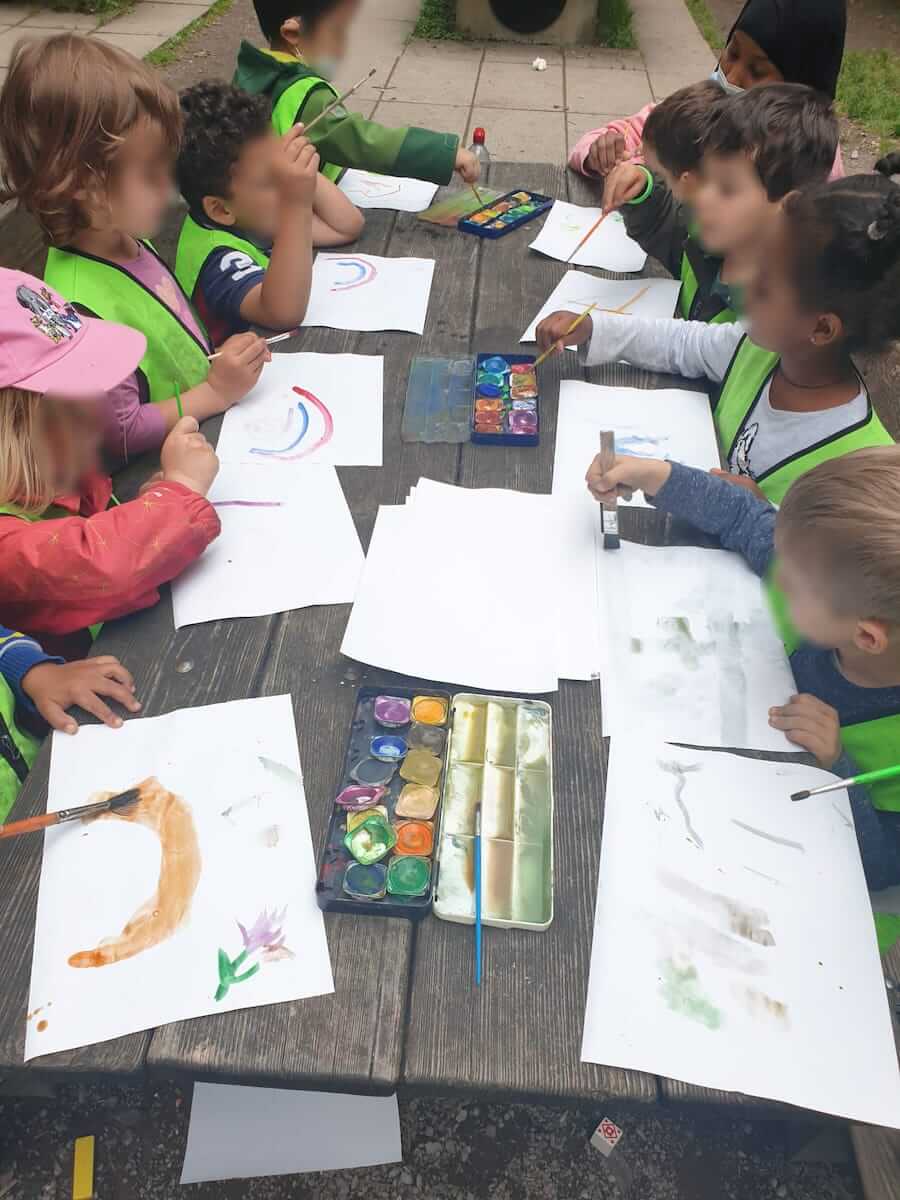 malen auf dem spielplatz kinderkrippe und waldkinderkrippe blueemli in zuerich witikon