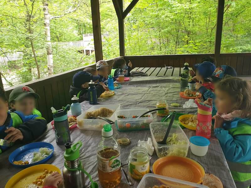 zmittag in der waldhuette kinderbetreuung blueemli kinderkrippe und waldkinderkrippe