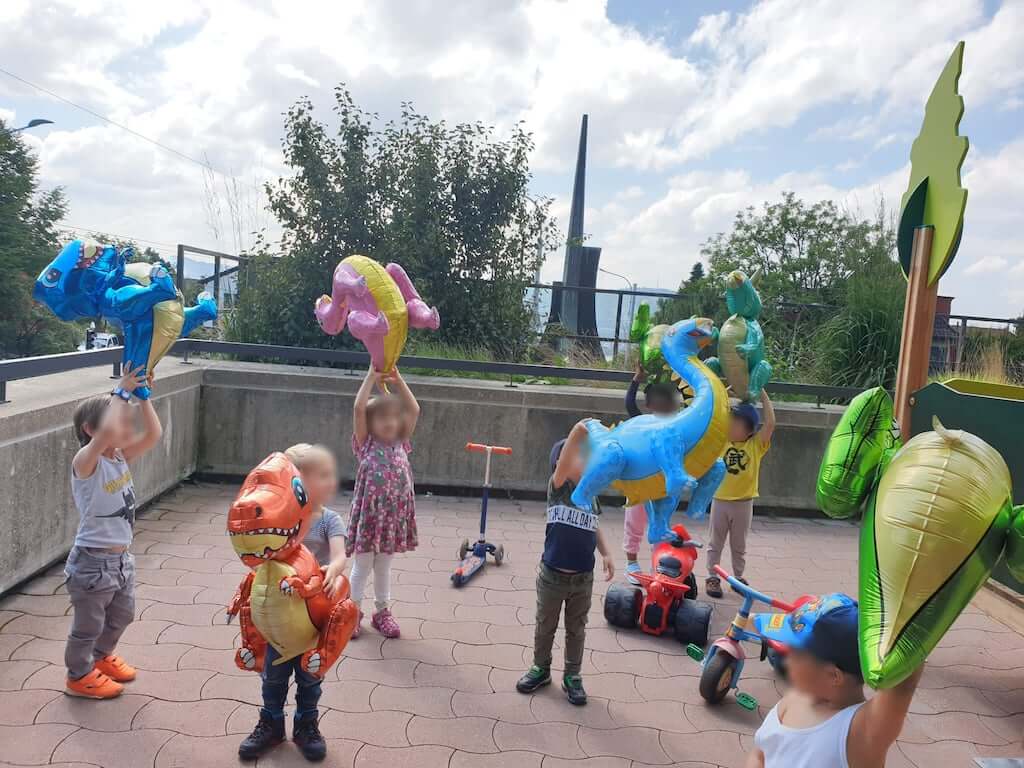 dinosaurier ballons kinderbetreuung – kinderkrippe und waldkinderkrippe blueemli in zuerich witikon