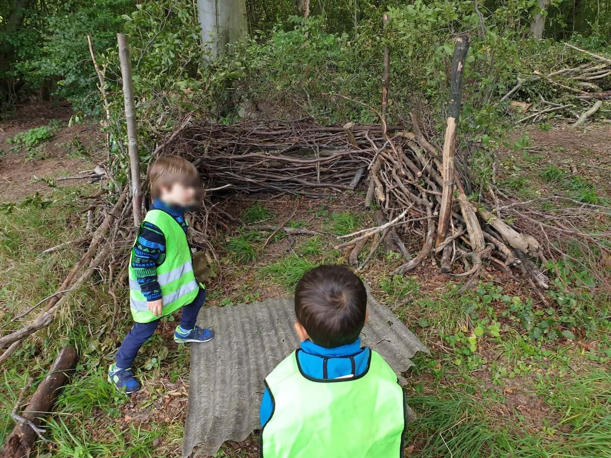 eine waldhuette bauen kinderbetreuung kinderkrippe und waldkinderkrippe blueemli in zuerich witikon