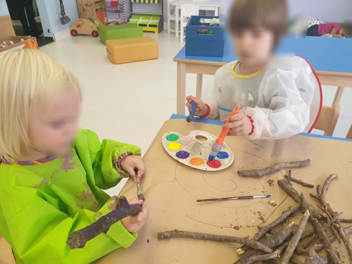 aeste bemalen kinderbetreuung kinderkrippe und waldkinderkrippe blueemli in zuerich witikon.jpg