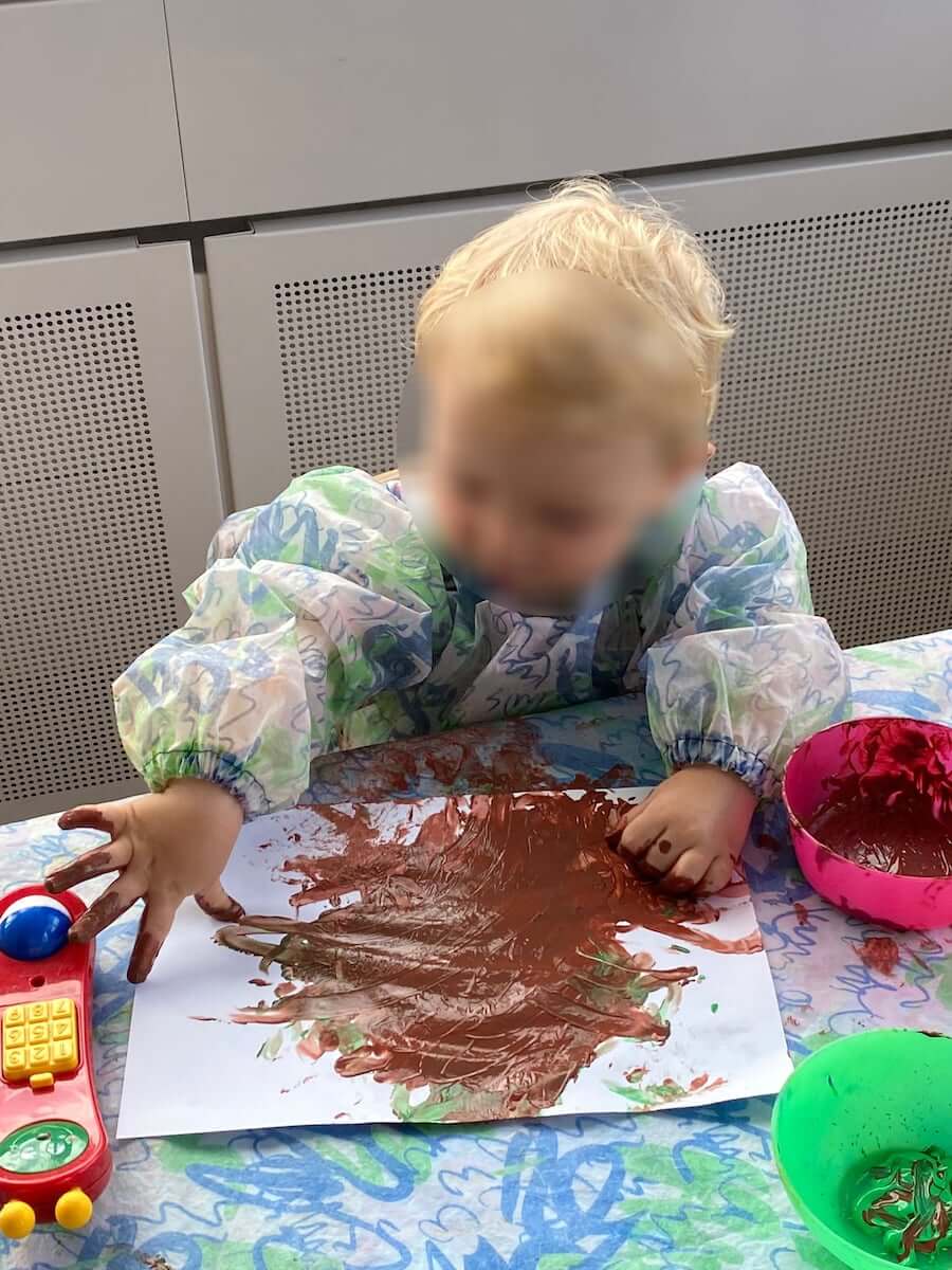 malen mit haende kinderbetreuung kinderkrippe und waldkinderkrippe blueemli in zuerich witikon.jpg