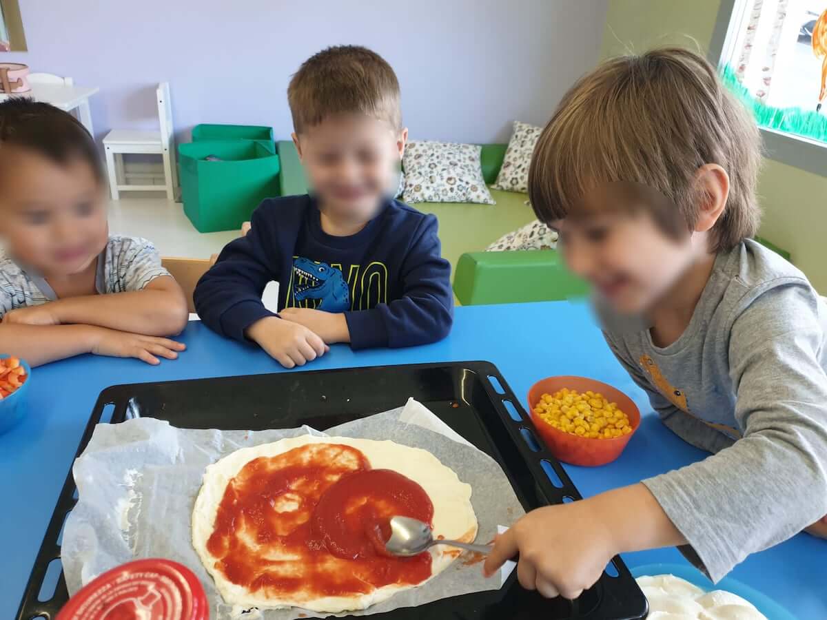 pizza backen in der kita kinderbetreuung kinderkrippe und waldkinderkrippe blueemli in zuerich witikon