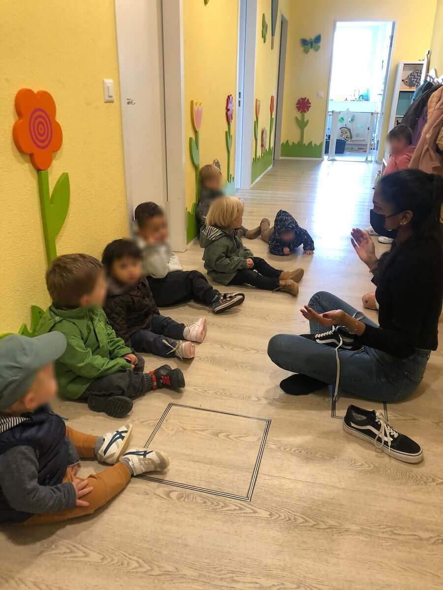 singkreis bevor wir rausgehen kinderbetreuung kinderkrippe und waldkinderkrippe blueemli in zuerich witikon