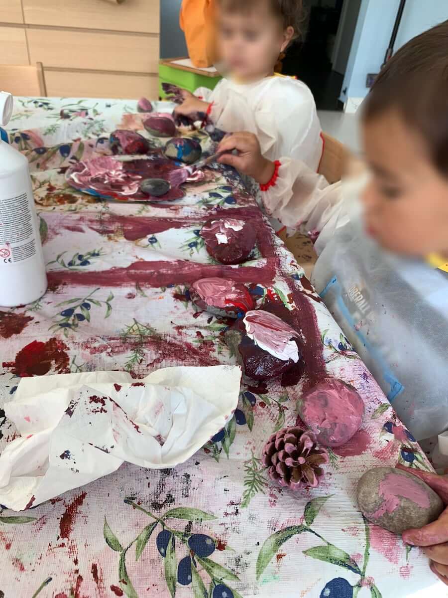 steine bemalen kinderbetreuung kinderkrippe und waldkinderkrippe blueemli in zuerich witikon.jpg