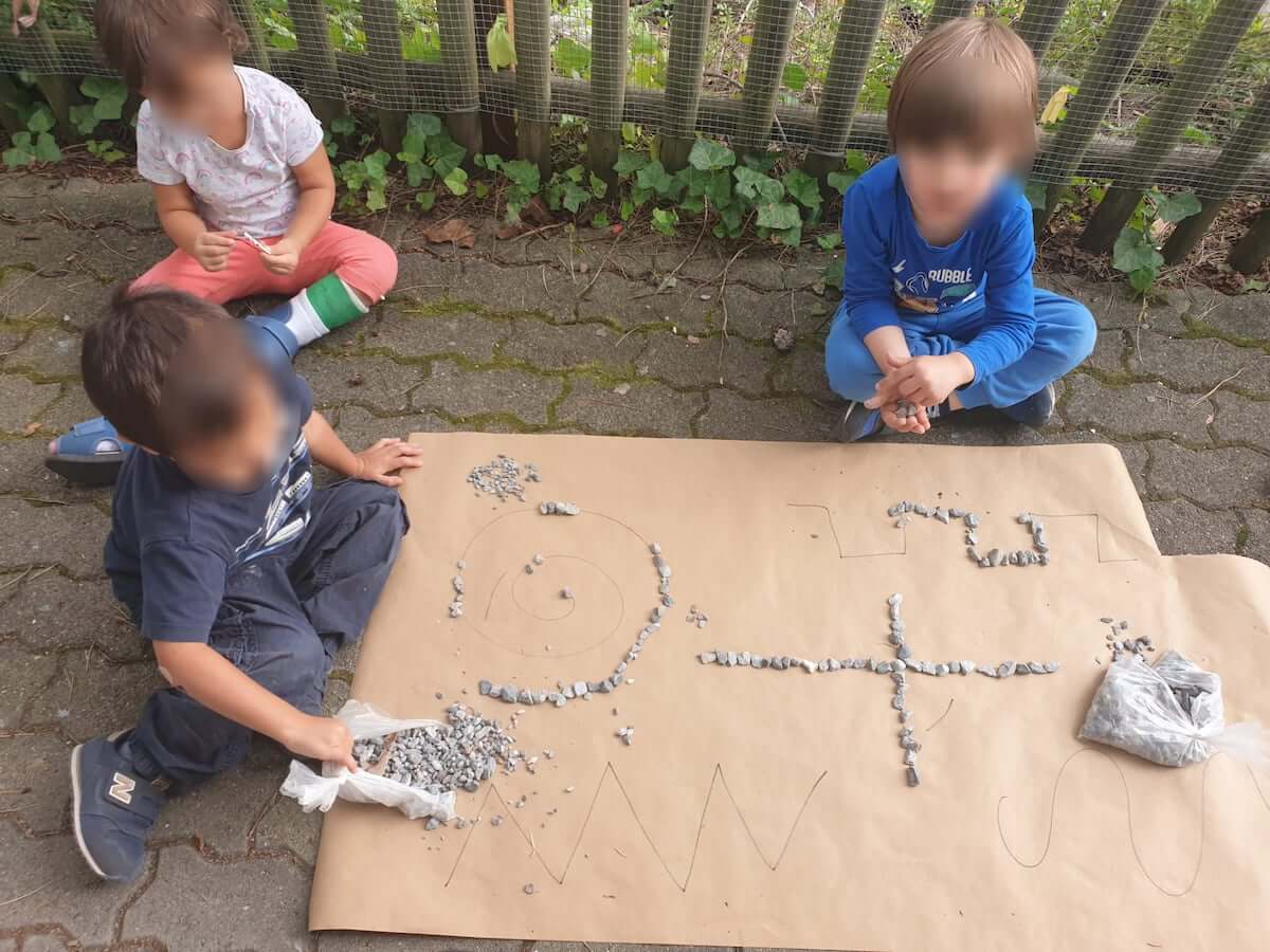 steinfiguren kinderbetreuung kinderkrippe und waldkinderkrippe blueemli in zuerich witikon.jpg