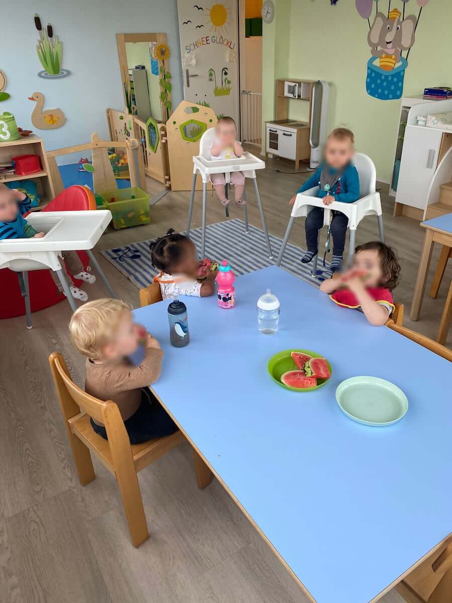 zvieri in der kita kinderbetreuung kinderkrippe und waldkinderkrippe blueemli in zuerich witikon