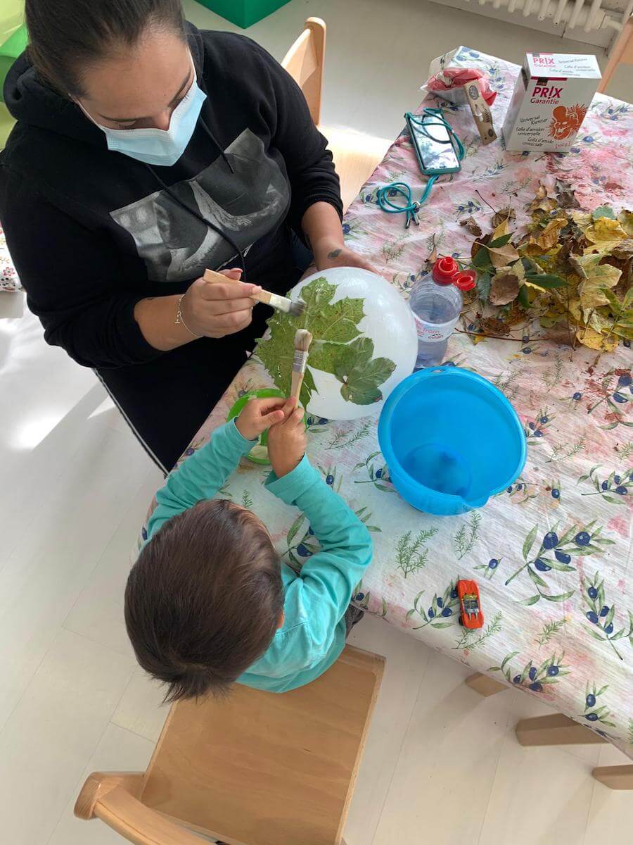 luftballons mit blaettern dekorieren kinderbetreuung kinderkrippe und waldkinderkrippe blueemli in zuerich witikon