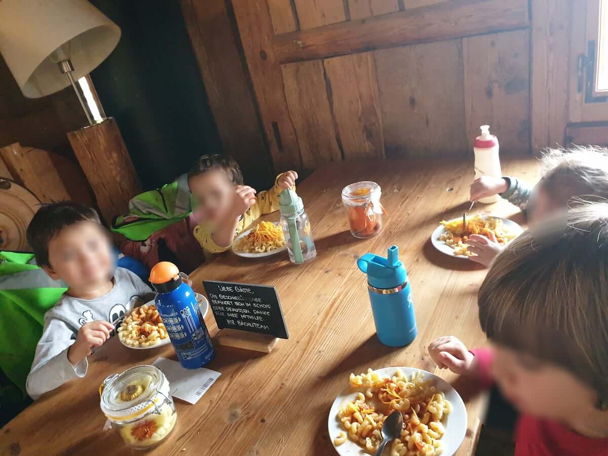 mittagessen in der juckerfarm kinderbetreuung kinderkrippe und waldkinderkrippe blueemli in zuerich witikon