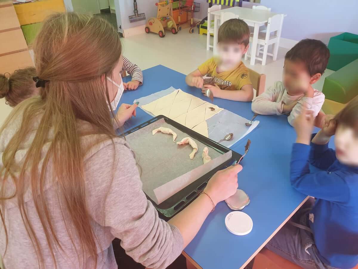 schoggigipfeli zubereiten kinderbetreuung kinderkrippe und waldkinderkrippe blueemli in zuerich witikon